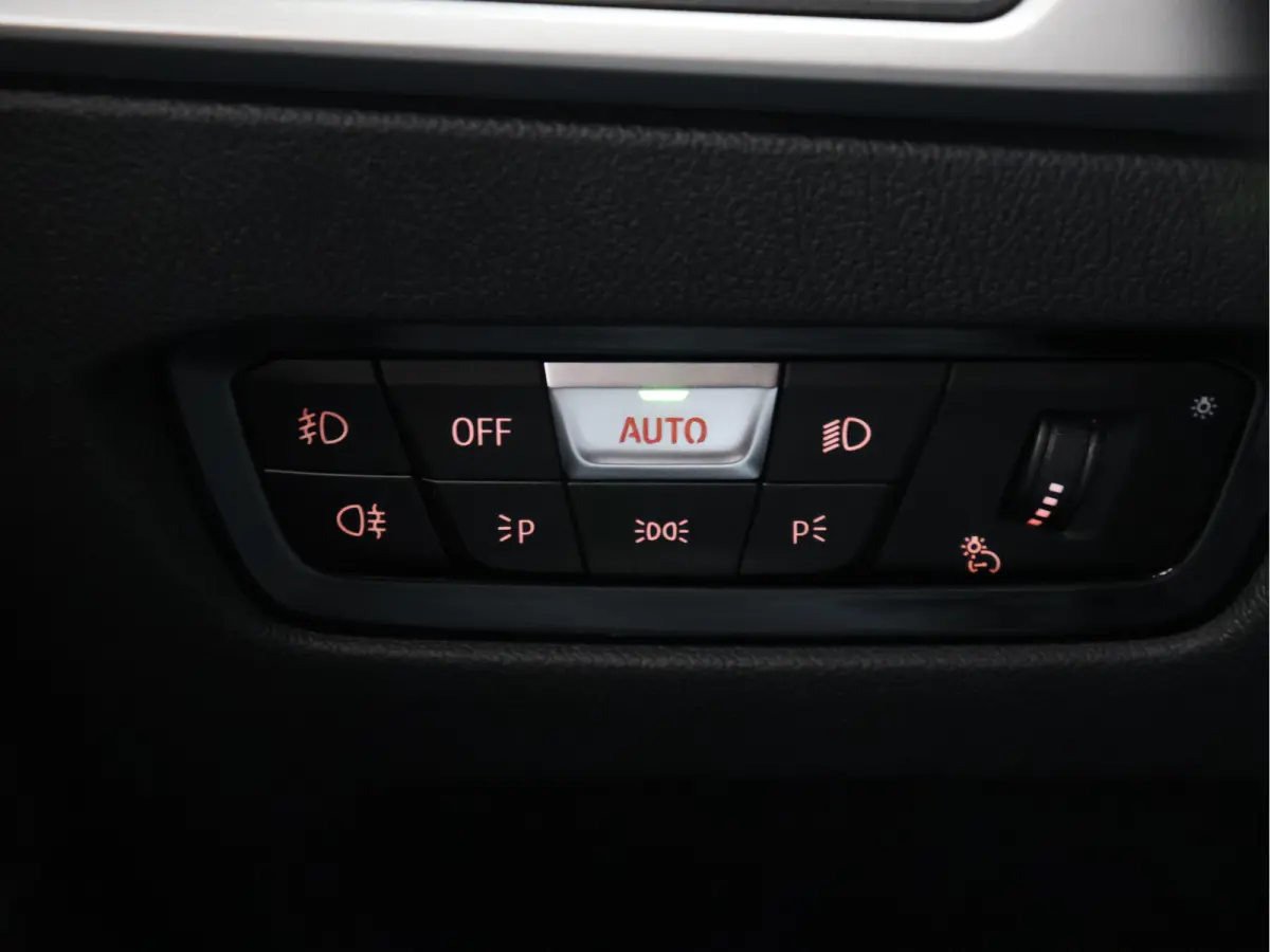 320e Business Edition Plus [APPLE CARPLAY, ANDROID, CRUISE CONTROL, STOELVERWARMING, DIGITAL DASH, PDC 360, LEDER, BLUETOOTH, CLIMATECONTROL, LED, NAVIGATIE, NIEUWSTAAT]