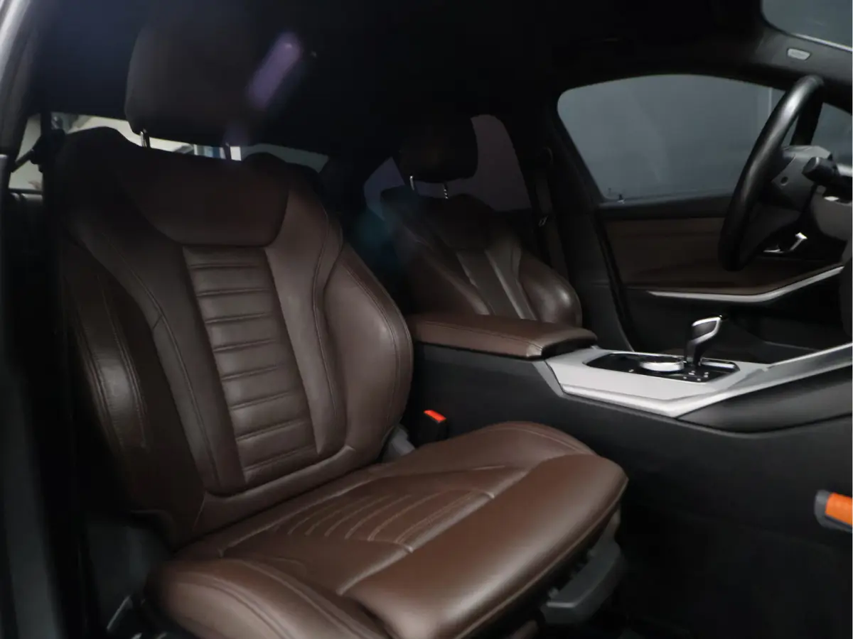 320e Business Edition Plus [APPLE CARPLAY, ANDROID, CRUISE CONTROL, STOELVERWARMING, DIGITAL DASH, PDC 360, LEDER, BLUETOOTH, CLIMATECONTROL, LED, NAVIGATIE, NIEUWSTAAT]