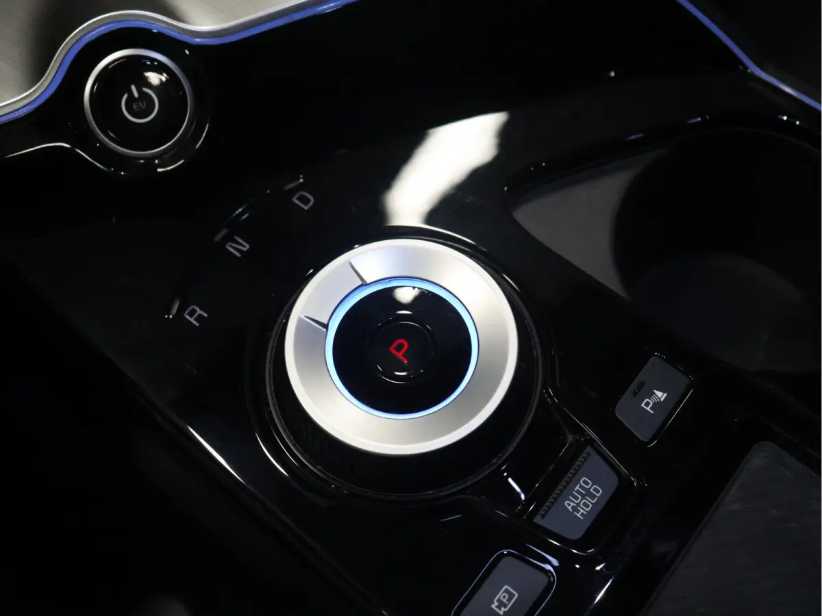 Plus 77.4 kWh [TREKHAAK, APPLE CARPLAY, ANDROID, STOELVERWARMING, MERIDIAN SURROUND SOUND, MEMORY SEATS, CAMERA, PDC V+A, NAVIGATIE, LED, LEDER, CLIMATE CONTROL, BLUETOOTH, NIEUWSTAAT}
