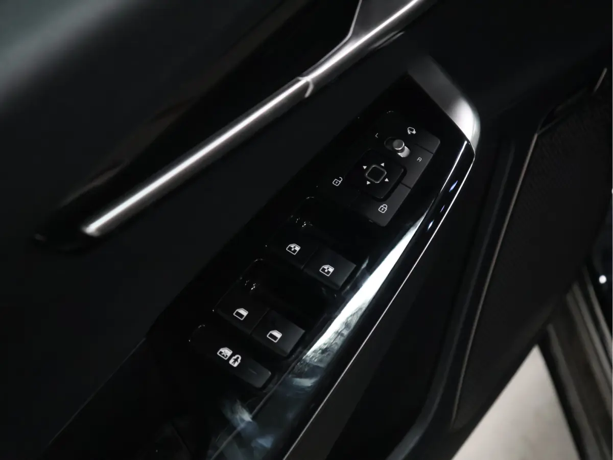 Plus 77.4 kWh [TREKHAAK, APPLE CARPLAY, ANDROID, STOELVERWARMING, MERIDIAN SURROUND SOUND, MEMORY SEATS, CAMERA, PDC V+A, NAVIGATIE, LED, LEDER, CLIMATE CONTROL, BLUETOOTH, NIEUWSTAAT}