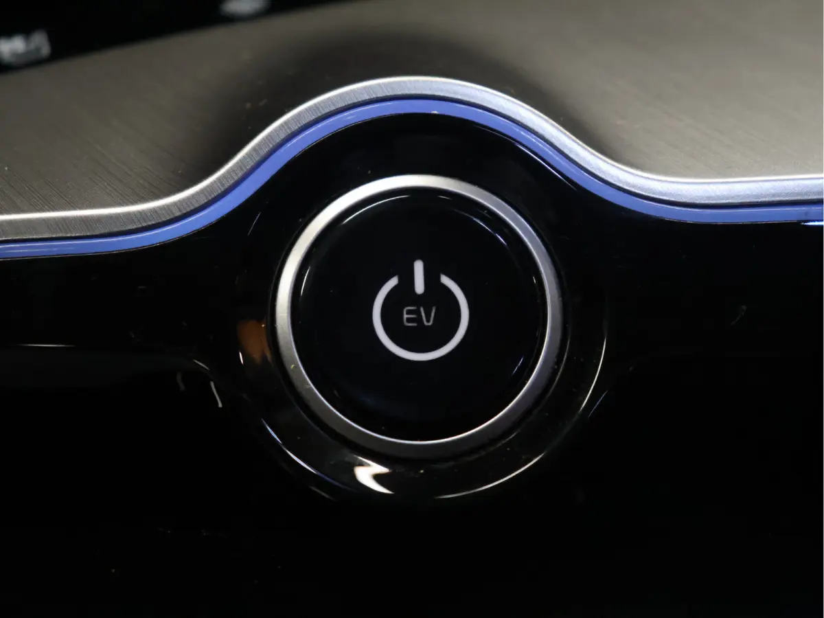 Plus 77.4 kWh [TREKHAAK, APPLE CARPLAY, ANDROID, STOELVERWARMING, MERIDIAN SURROUND SOUND, MEMORY SEATS, CAMERA, PDC V+A, NAVIGATIE, LED, LEDER, CLIMATE CONTROL, BLUETOOTH, NIEUWSTAAT}