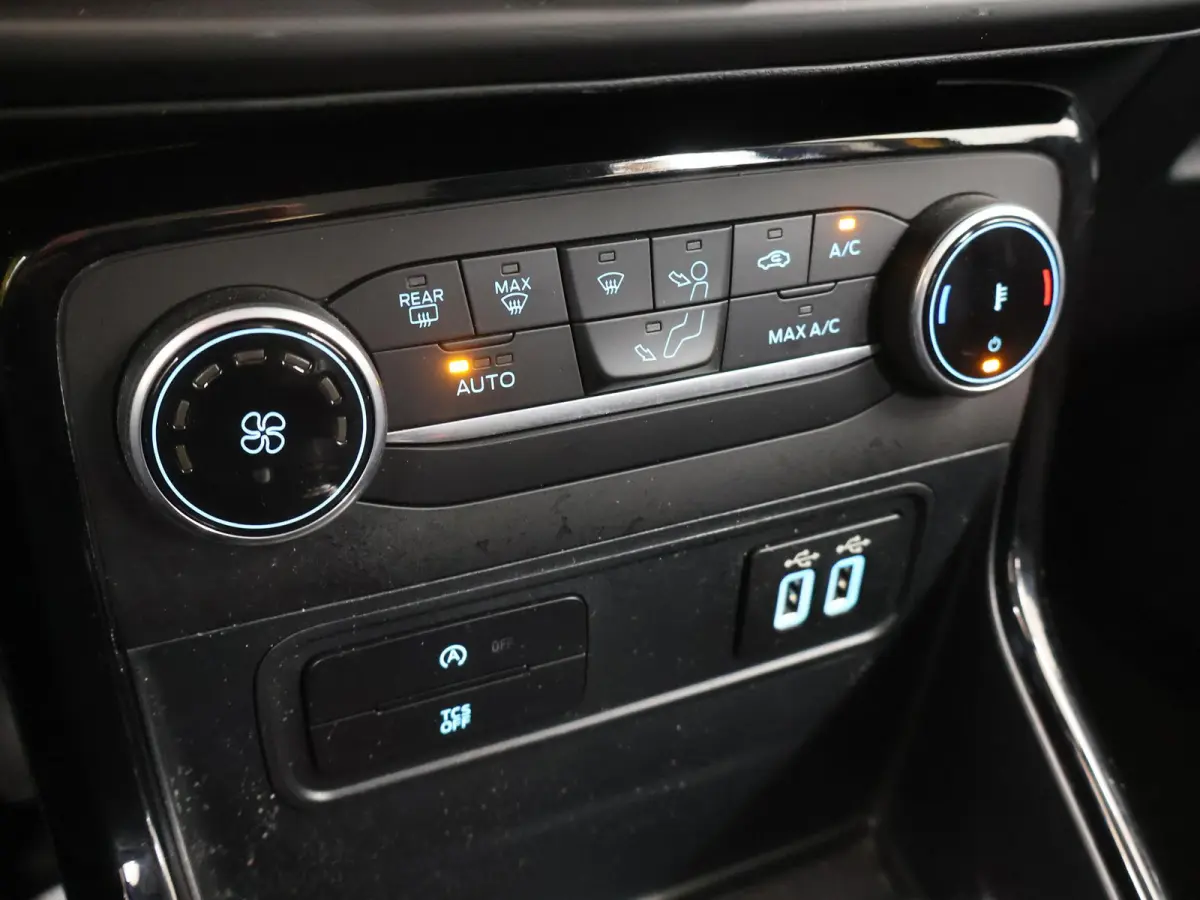 1.0 EcoBoost Titanium | Trekhaak | Cruise Control | Climate Control | Apple Carplay / Android Auto |