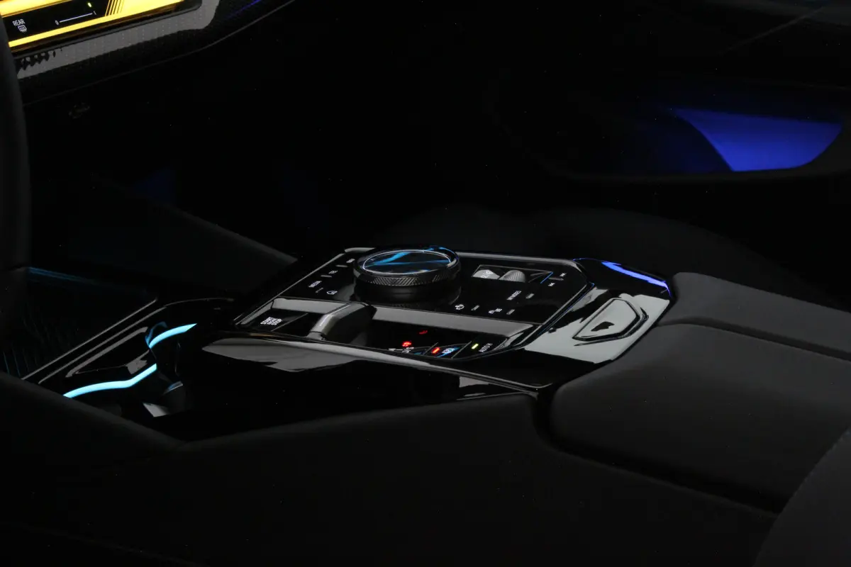 530e xDrive M Sport > Trekhaak/20inch/Head-up/Shadow-Line/360 camera/H&K