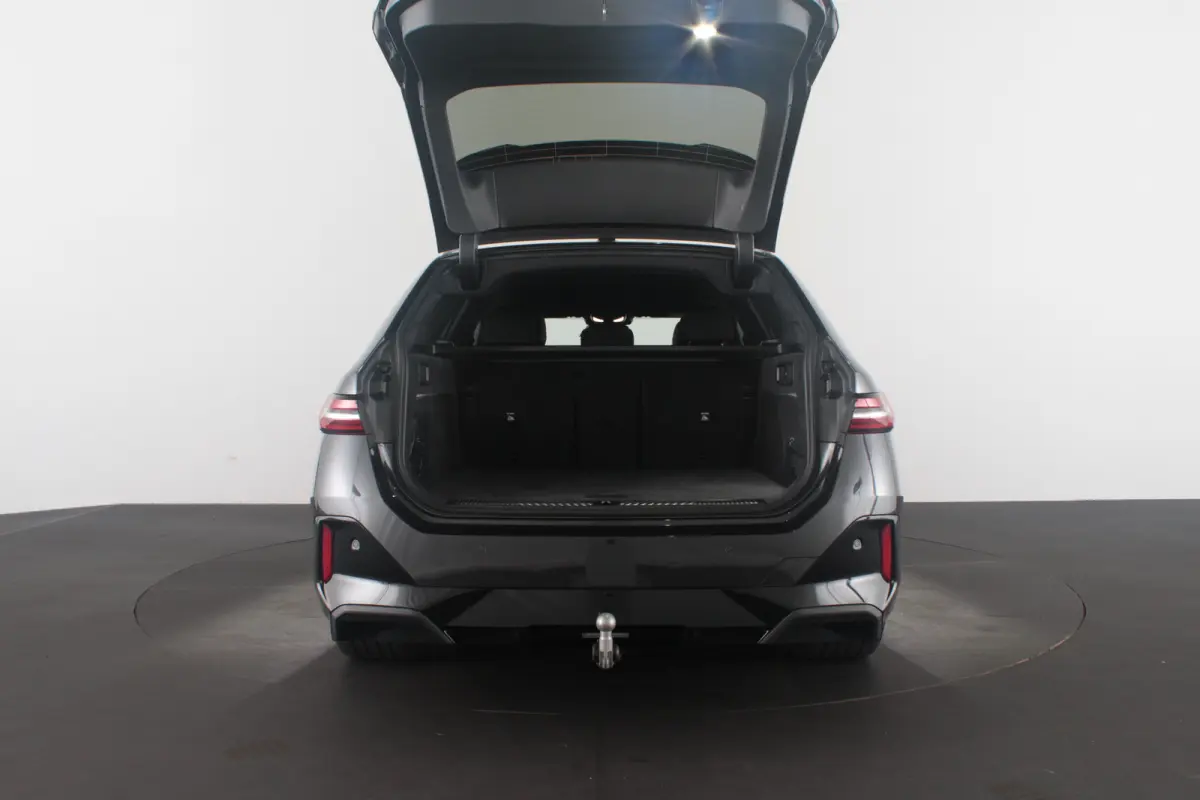 530e xDrive M Sport > Trekhaak/20inch/Head-up/Shadow-Line/360 camera/H&K