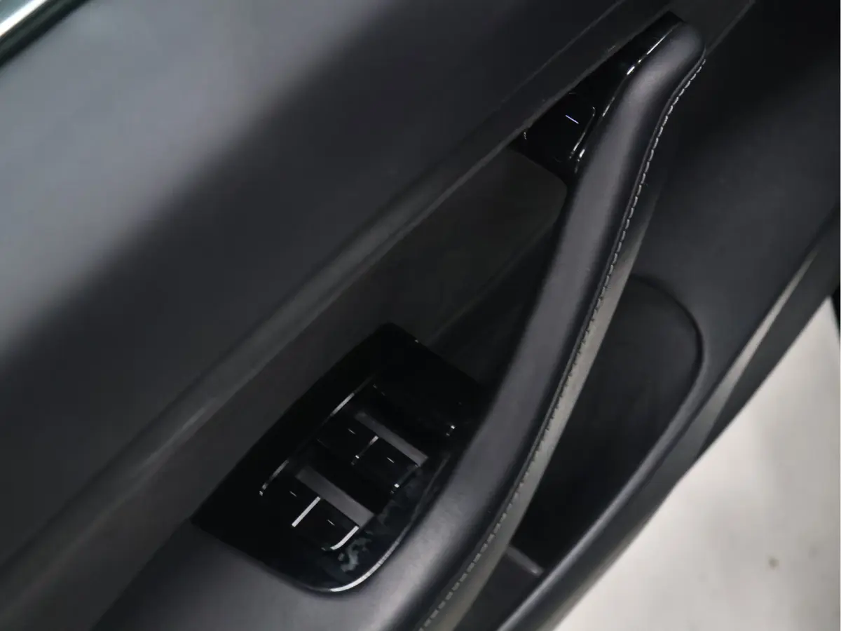 Standard RWD Plus 60 kWh [PANORAMADAK, STOELVERWARMING, NAVIGATIE, DODEHOEKDETECTIE, 18 INCH LMV, CLIMATE, NIEUWSTAAT]