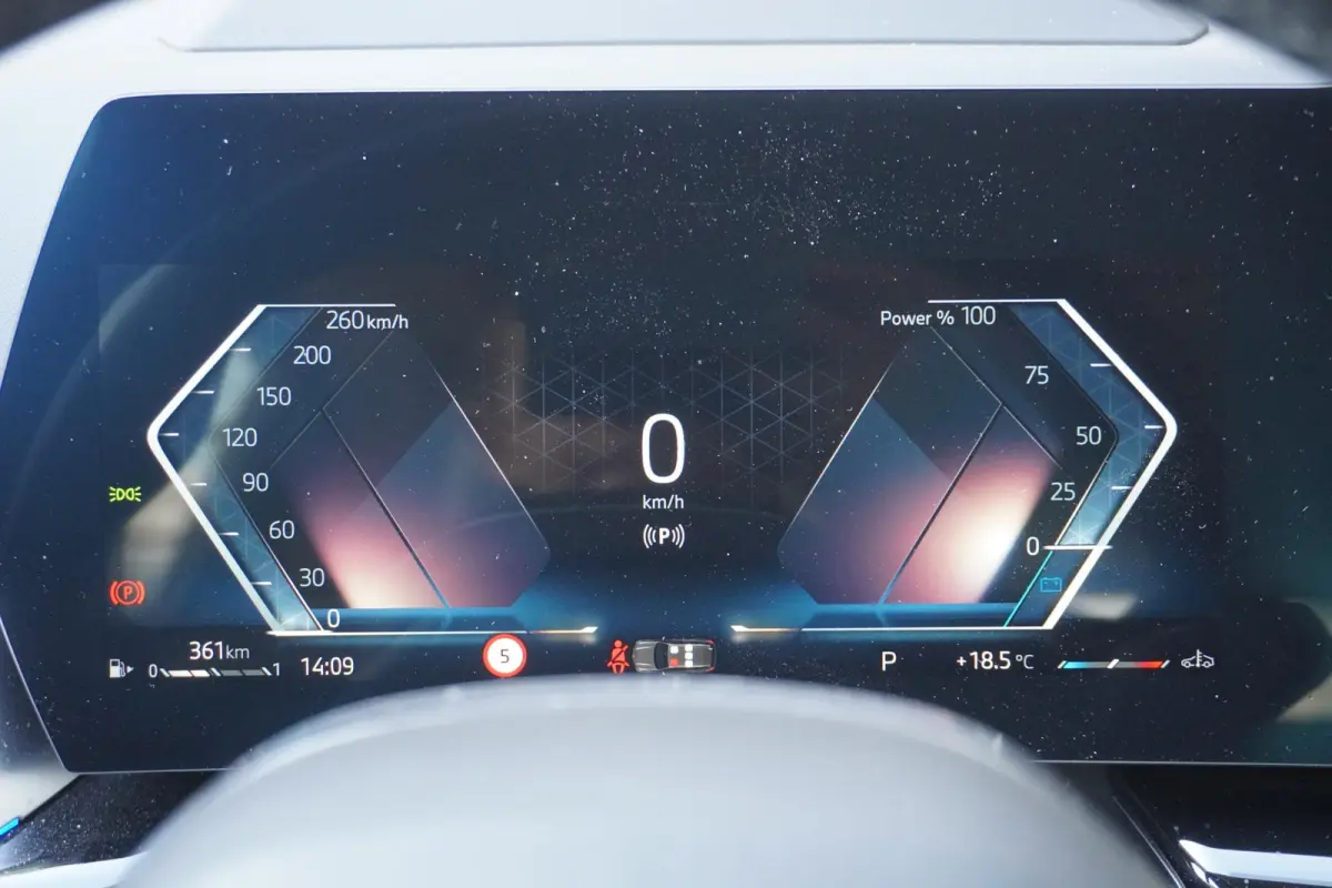 sDrive18i | xLine | Innovation Pack | BMW Head-Up Display | Comfort Access | Voorbereiding Driving Assistant Plus | 19 inch LM Individual V-spaak (Styling 867 I) in Bicolor Midnight Grey | S
