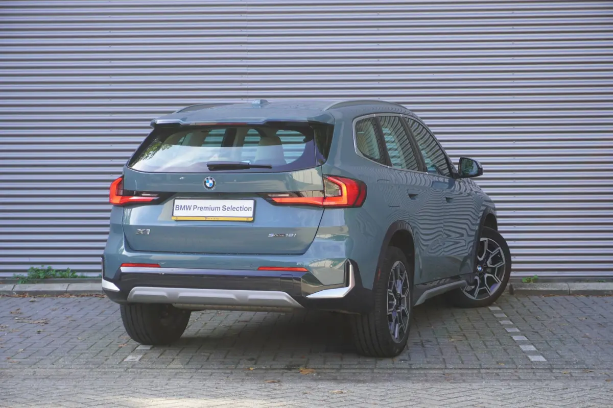 sDrive18i | xLine | Innovation Pack | BMW Head-Up Display | Comfort Access | Voorbereiding Driving Assistant Plus | 19 inch LM Individual V-spaak (Styling 867 I) in Bicolor Midnight Grey | S
