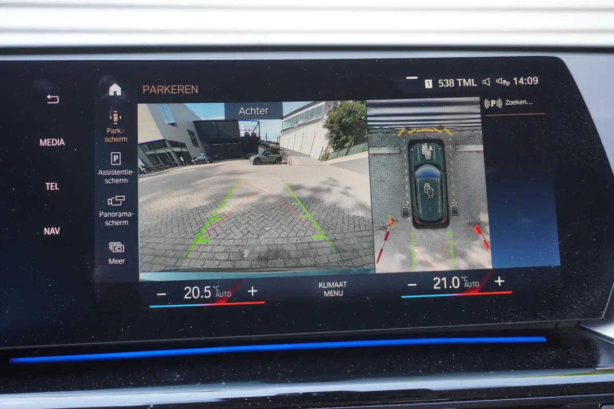 sDrive18i | xLine | Innovation Pack | BMW Head-Up Display | Comfort Access | Voorbereiding Driving Assistant Plus | 19 inch LM Individual V-spaak (Styling 867 I) in Bicolor Midnight Grey | S
