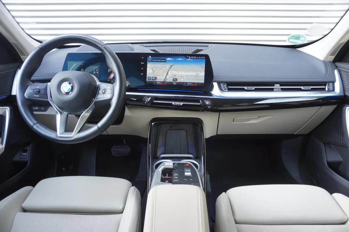 sDrive18i | xLine | Innovation Pack | BMW Head-Up Display | Comfort Access | Voorbereiding Driving Assistant Plus | 19 inch LM Individual V-spaak (Styling 867 I) in Bicolor Midnight Grey | S