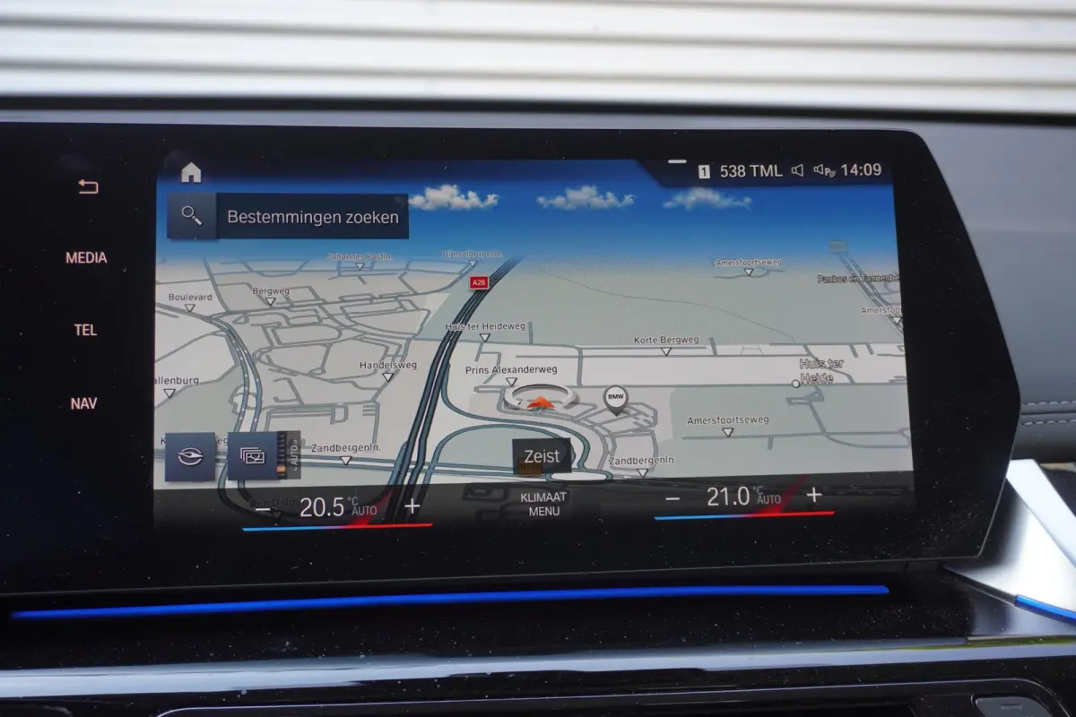 sDrive18i | xLine | Innovation Pack | BMW Head-Up Display | Comfort Access | Voorbereiding Driving Assistant Plus | 19 inch LM Individual V-spaak (Styling 867 I) in Bicolor Midnight Grey | S