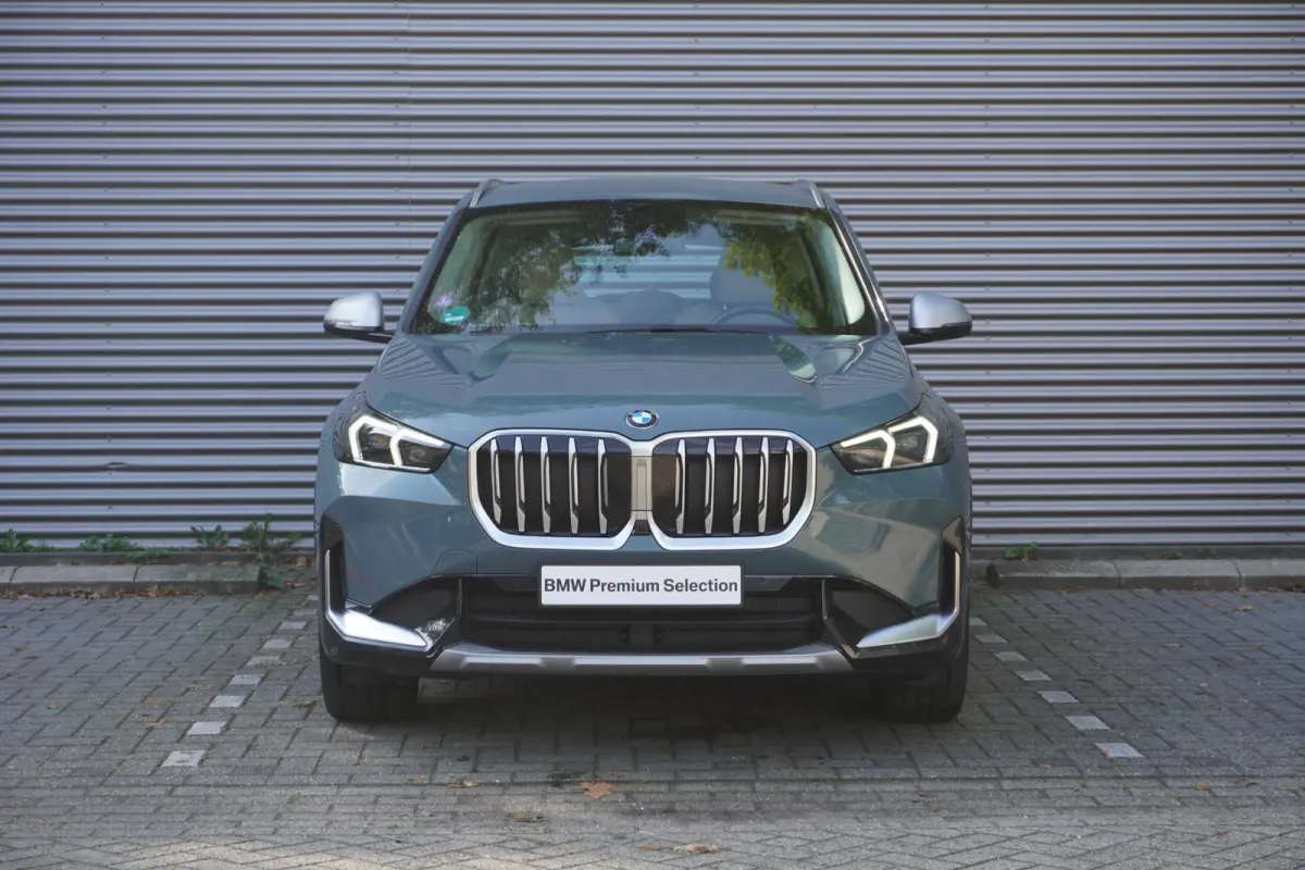 sDrive18i | xLine | Innovation Pack | BMW Head-Up Display | Comfort Access | Voorbereiding Driving Assistant Plus | 19 inch LM Individual V-spaak (Styling 867 I) in Bicolor Midnight Grey | S