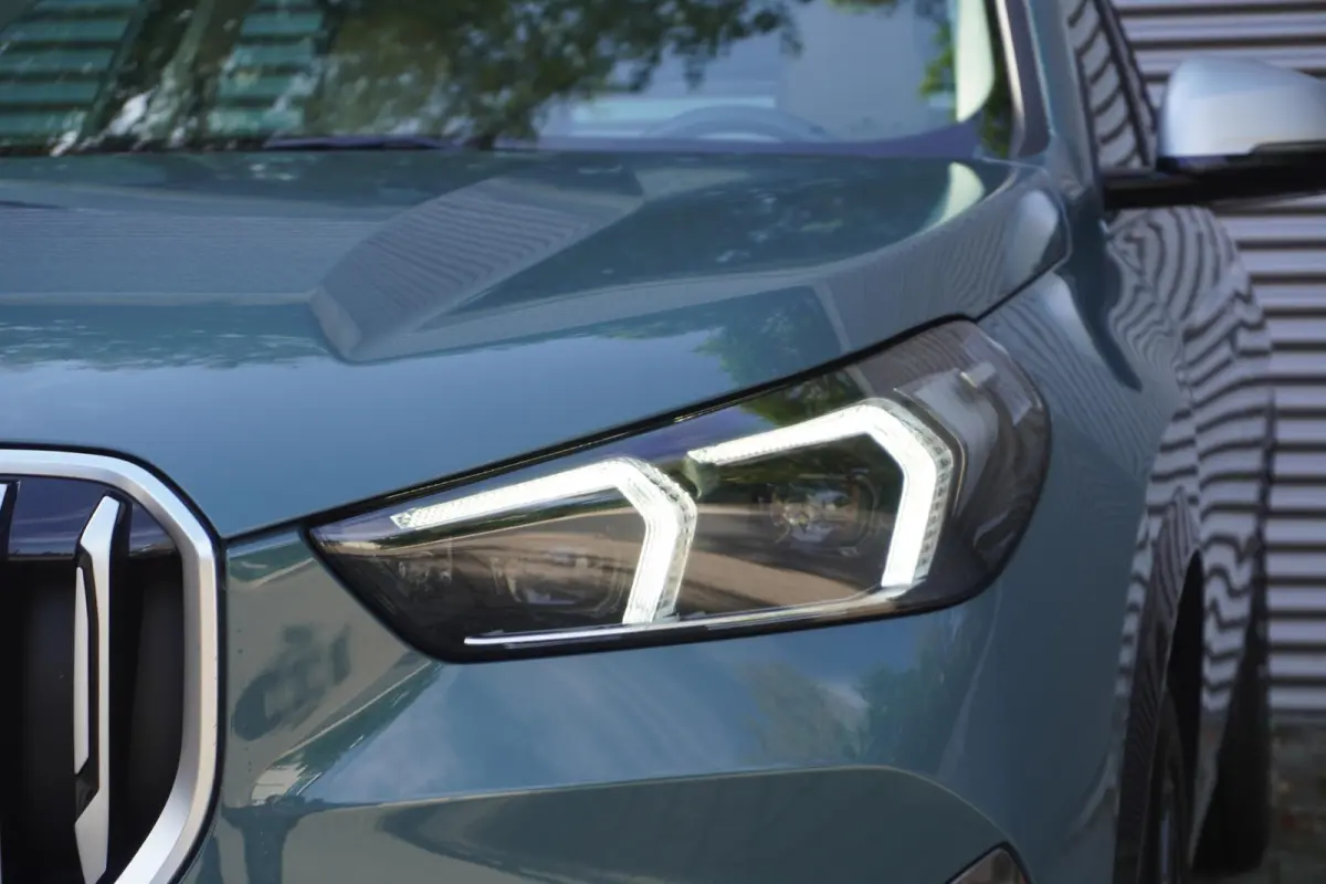 sDrive18i | xLine | Innovation Pack | BMW Head-Up Display | Comfort Access | Voorbereiding Driving Assistant Plus | 19 inch LM Individual V-spaak (Styling 867 I) in Bicolor Midnight Grey | S