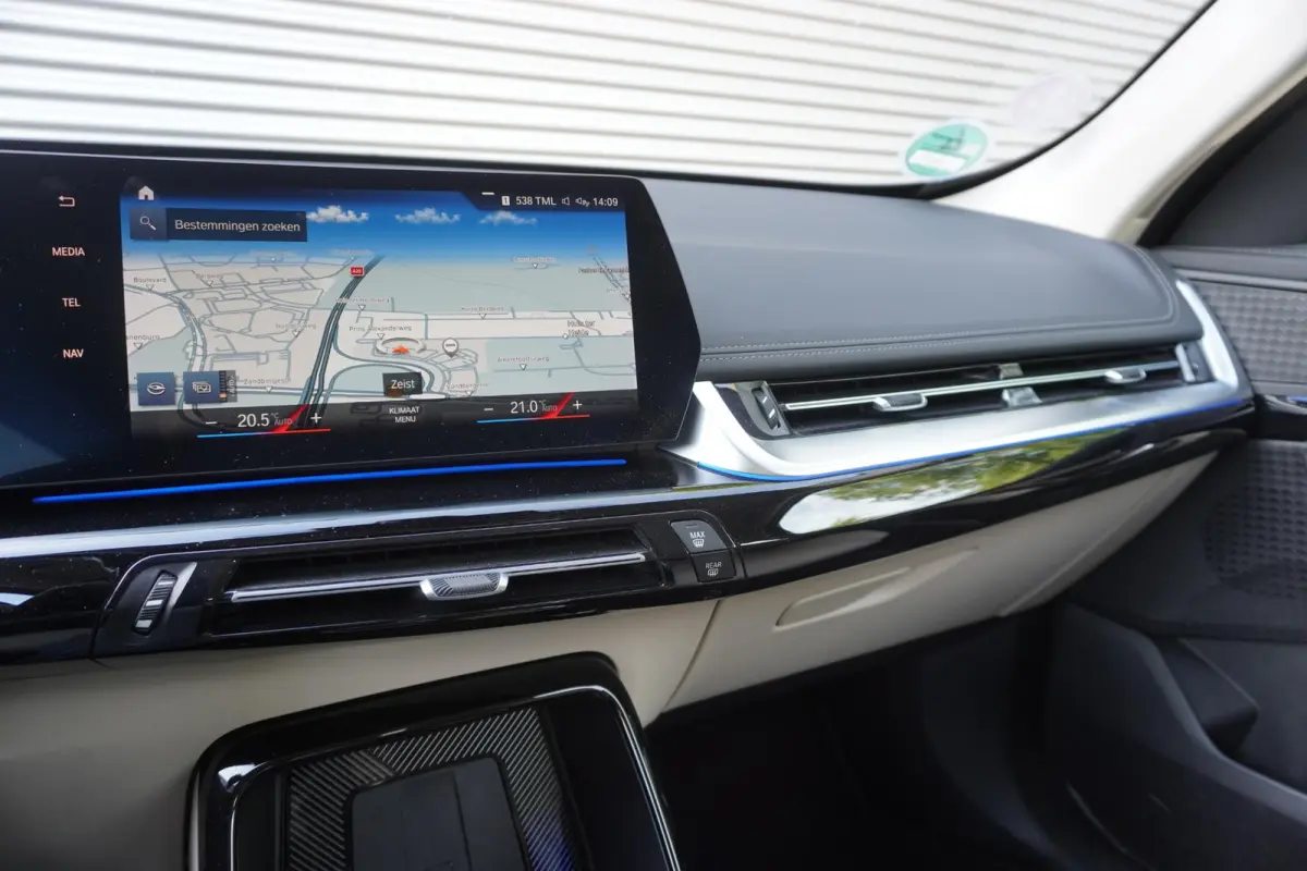 sDrive18i | xLine | Innovation Pack | BMW Head-Up Display | Comfort Access | Voorbereiding Driving Assistant Plus | 19 inch LM Individual V-spaak (Styling 867 I) in Bicolor Midnight Grey | S