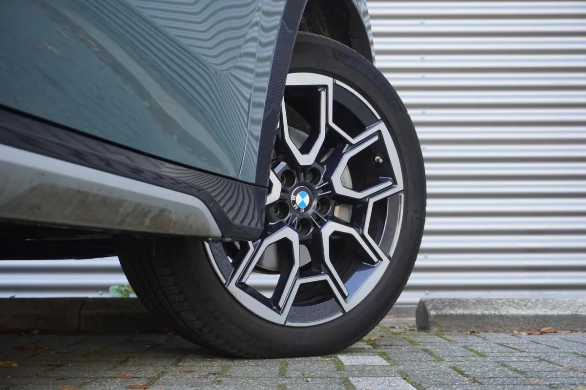 sDrive18i | xLine | Innovation Pack | BMW Head-Up Display | Comfort Access | Voorbereiding Driving Assistant Plus | 19 inch LM Individual V-spaak (Styling 867 I) in Bicolor Midnight Grey | S