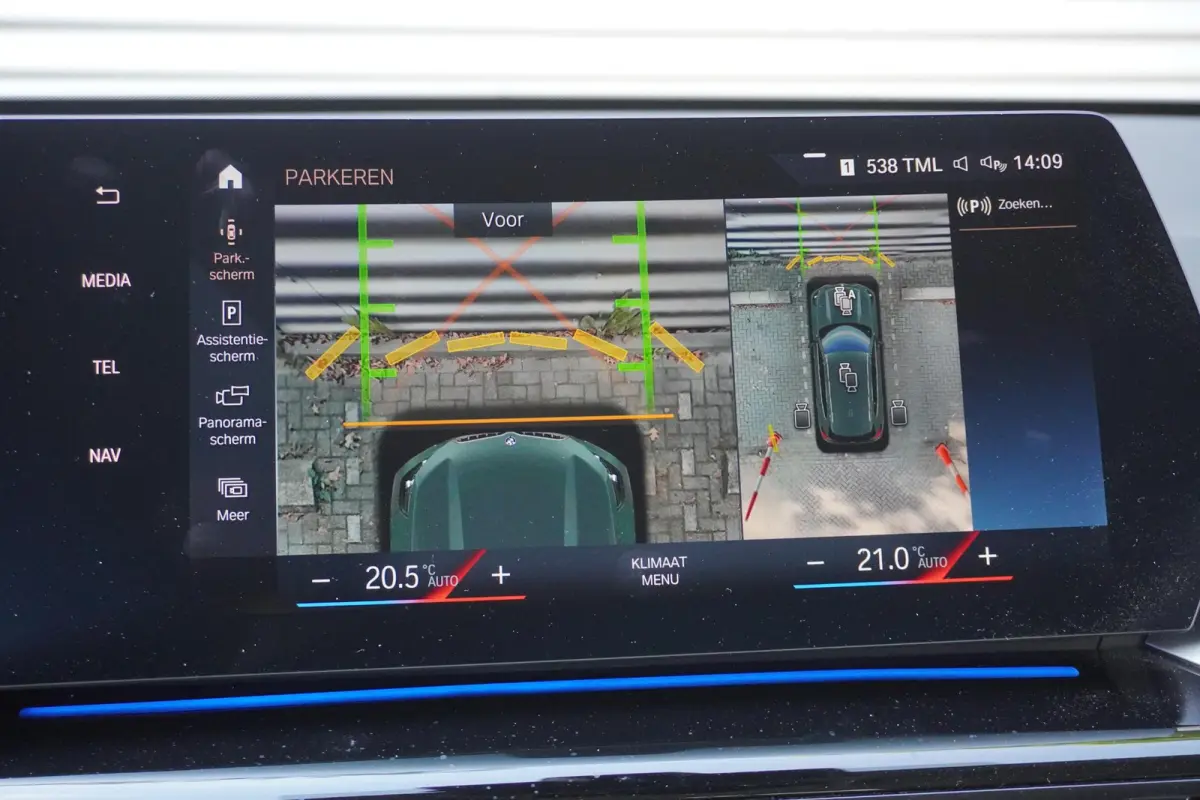 sDrive18i | xLine | Innovation Pack | BMW Head-Up Display | Comfort Access | Voorbereiding Driving Assistant Plus | 19 inch LM Individual V-spaak (Styling 867 I) in Bicolor Midnight Grey | S