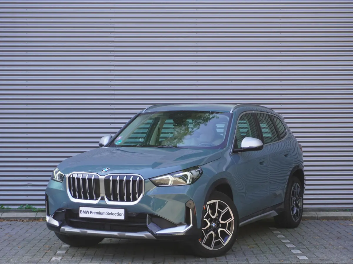 sDrive18i | xLine | Innovation Pack | BMW Head-Up Display | Comfort Access | Voorbereiding Driving Assistant Plus | 19 inch LM Individual V-spaak (Styling 867 I) in Bicolor Midnight Grey | S
