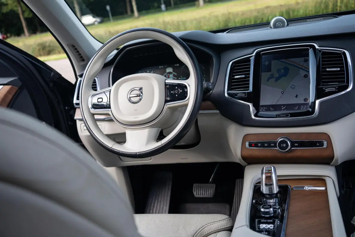 2.0 T8 Twin Engine AWD|Org NL NAP|2e Eig|Inscription|Bowers & Wilkins|Luchtvering|Panoramadak|CarPlay|Full Option|Dealer Onderhouden