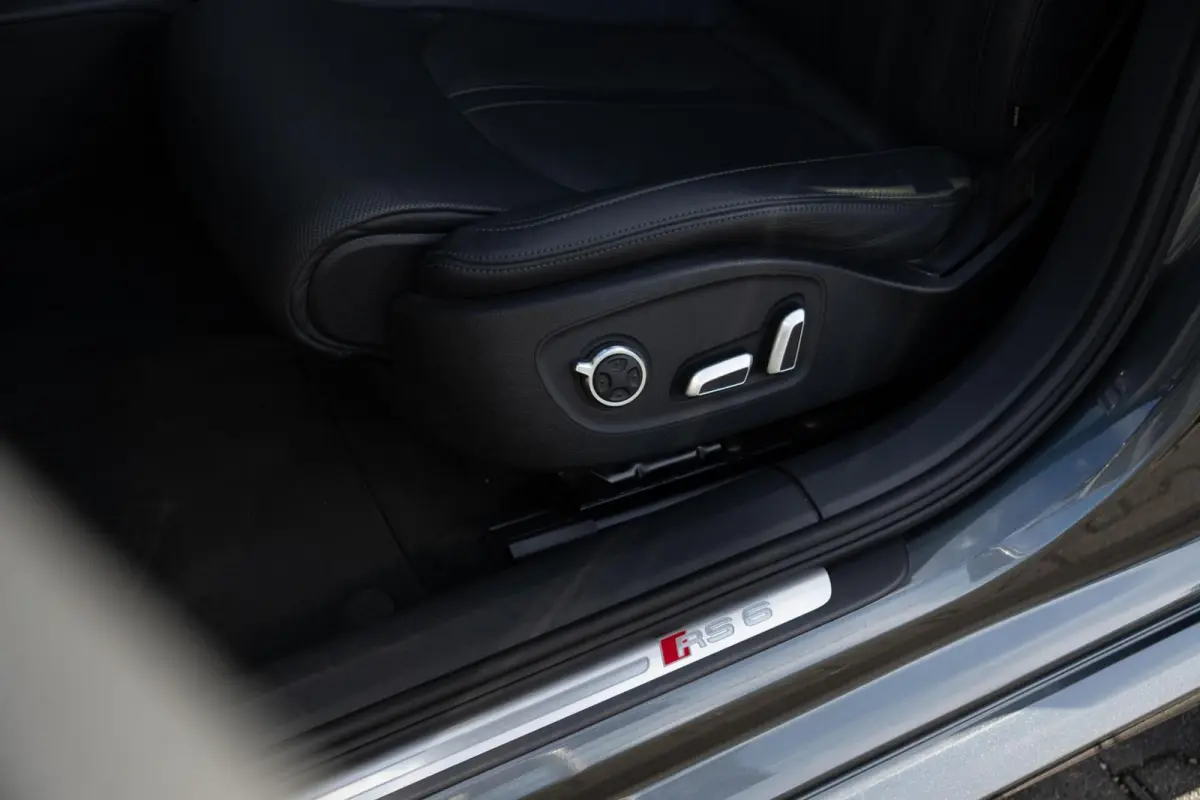4.0 TFSI RS6 Quattro Pro Line Plus|Facelift|Keramisch|Head-Up|SoftClose|Ventilatie|Panoramadak|Dealer Onderhouden