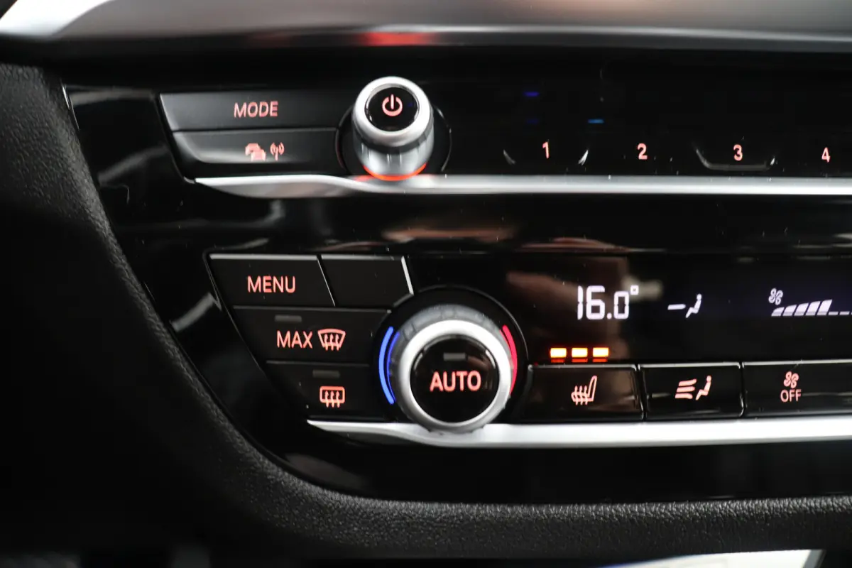 xDrive30e 293 PK High Exe. Trekhaak Head-up Carplay Nappaleder