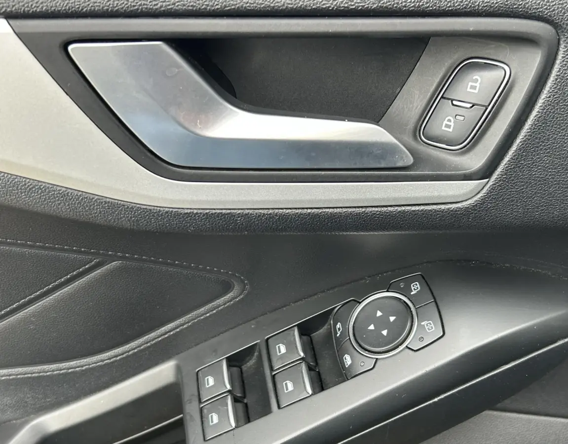 1.0 EcoBoost Titanium Business 125PK | AUTOMAAT | Parkeersensoren voor en achter | Navigatie | Airco | Cruise Control | Bluetooth | Lichtmetalen velgen | 2 sleutels |