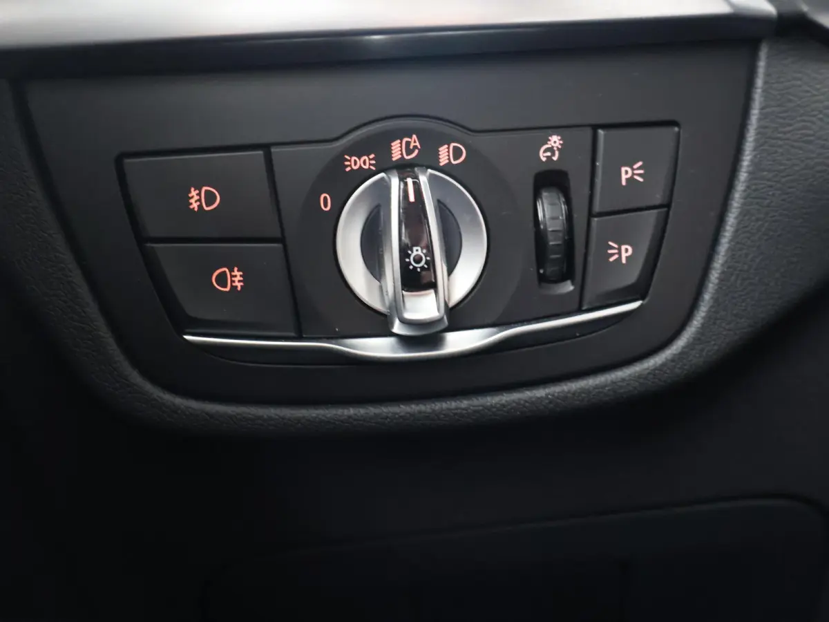 xDrive20i 184 PK M-SPORT H.E. EDITION + HEAD-UP | SFEERVERL. | CARPLAY | LEDER | CAMERA | 19 INCH