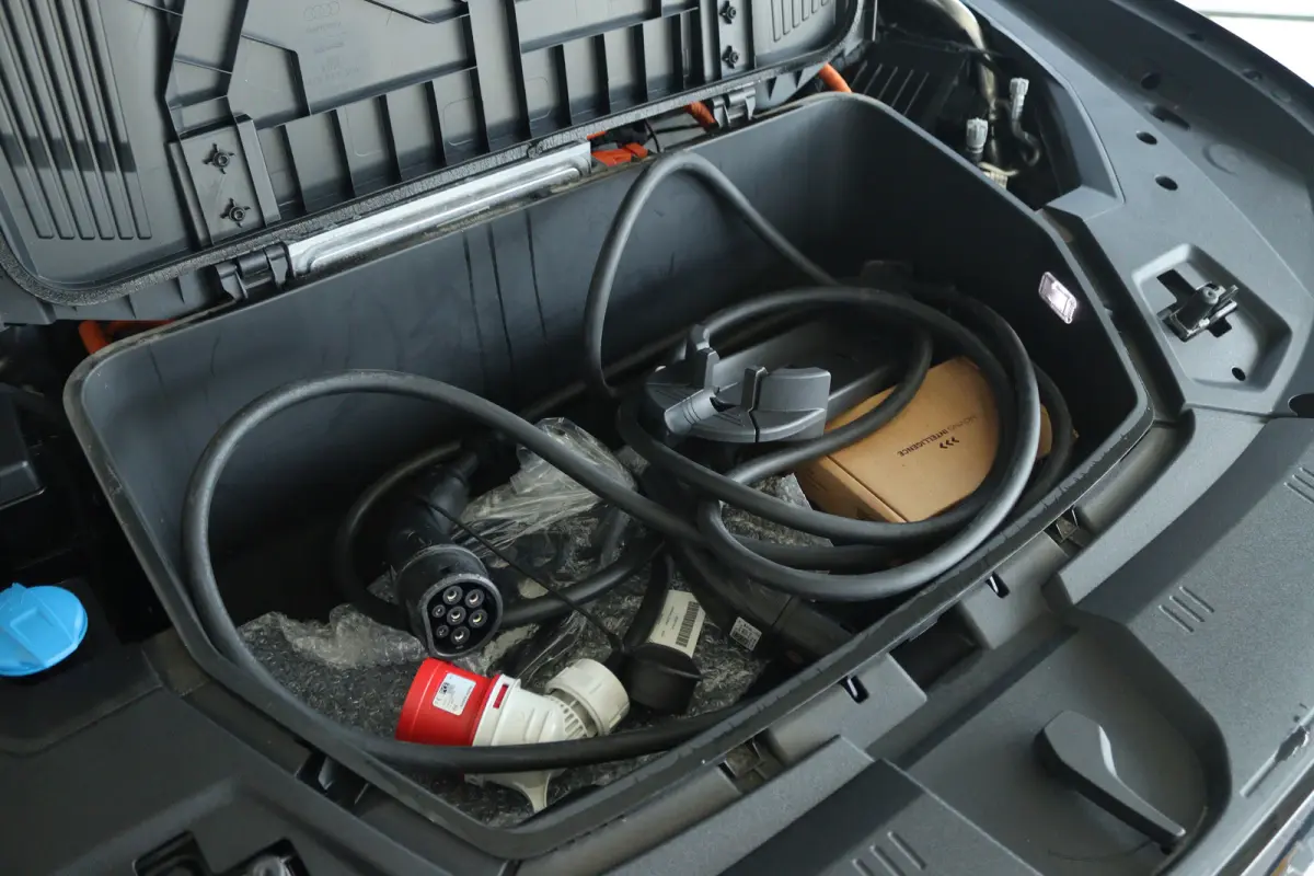 55 quattro S Edition Competition 115 kWh | SOH 94% | Adapt. Cruise | Schuifdak | Stoel+Stuurverwarming | Memory | Camera | Luchtvering | Verlichte Gril | Elektr. Klep | Sfeerverlichting | 21