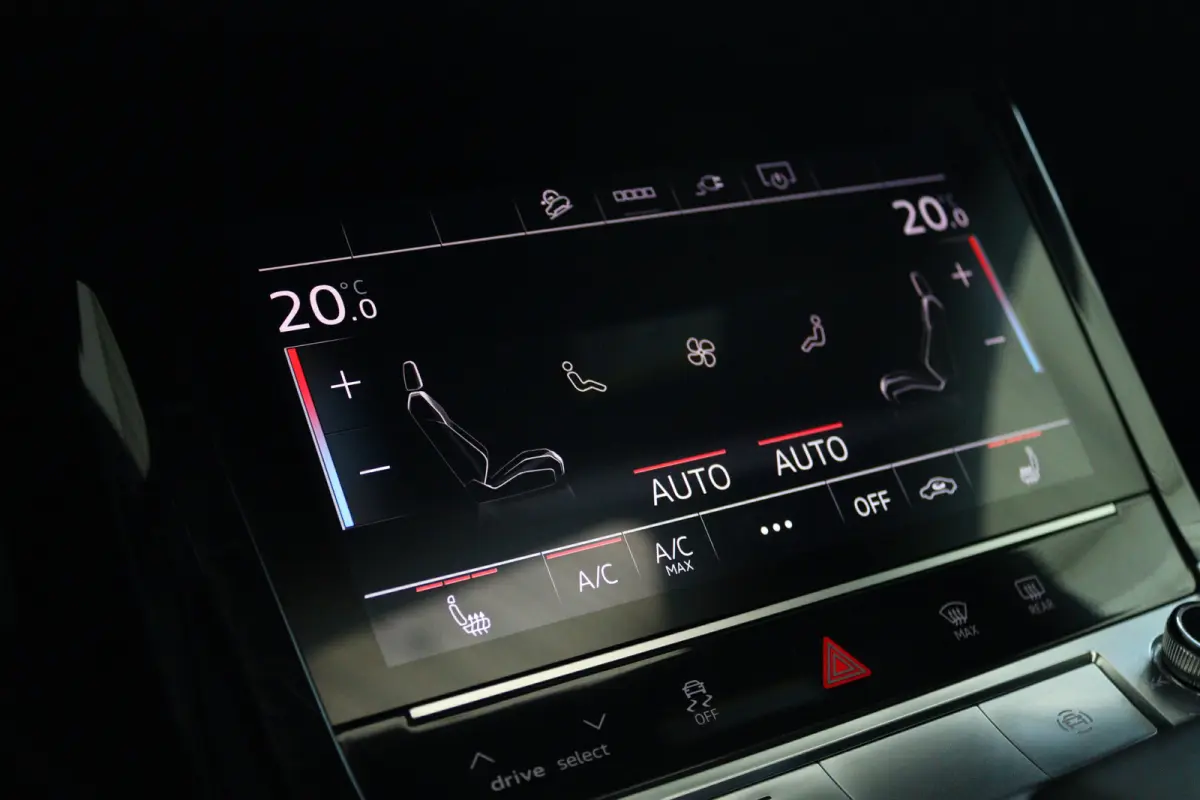 55 quattro S Edition Competition 115 kWh | SOH 94% | Adapt. Cruise | Schuifdak | Stoel+Stuurverwarming | Memory | Camera | Luchtvering | Verlichte Gril | Elektr. Klep | Sfeerverlichting | 21