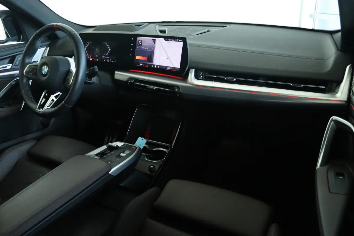 M35i xDrive | NL Auto | Harman & Kardon | Head-up | 360 Camera | Stoelverwarming | Keyless | Iconic Glow | Cruise Control |