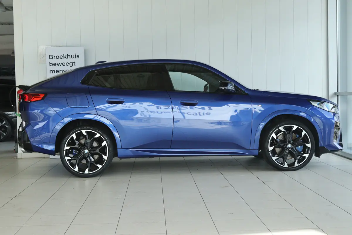 M35i xDrive | NL Auto | Harman & Kardon | Head-up | 360 Camera | Stoelverwarming | Keyless | Iconic Glow | Cruise Control |