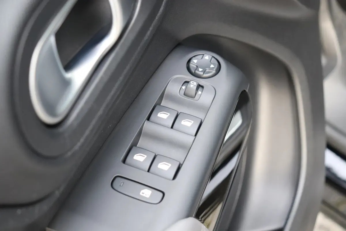 1.2 PURETECH 130PK BUSINESS AUTOMAAT / NAVI / CLIMA / FULL-LED / PDC / 18" LMV / CAMERA / AFN. TREKHAAK / KEYLESS !!