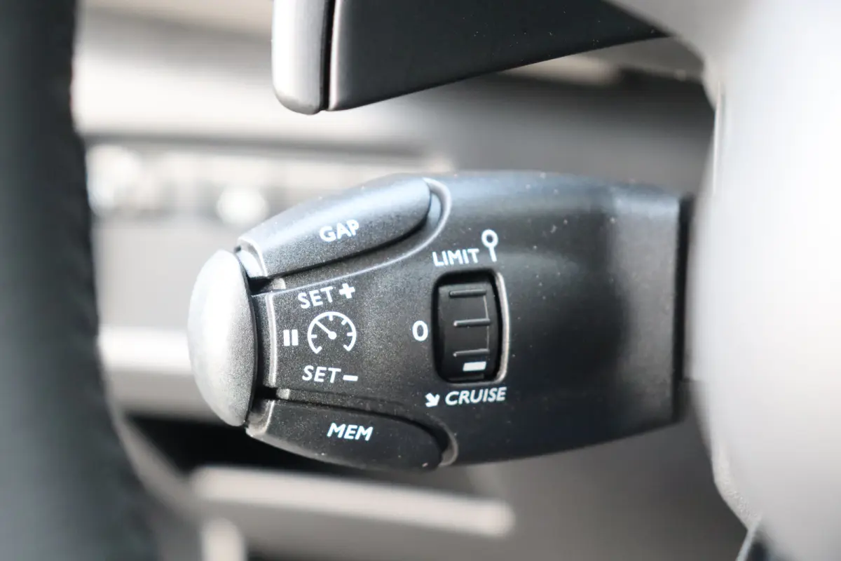 1.2 PURETECH 130PK BUSINESS AUTOMAAT / NAVI / CLIMA / FULL-LED / PDC / 18" LMV / CAMERA / AFN. TREKHAAK / KEYLESS !!