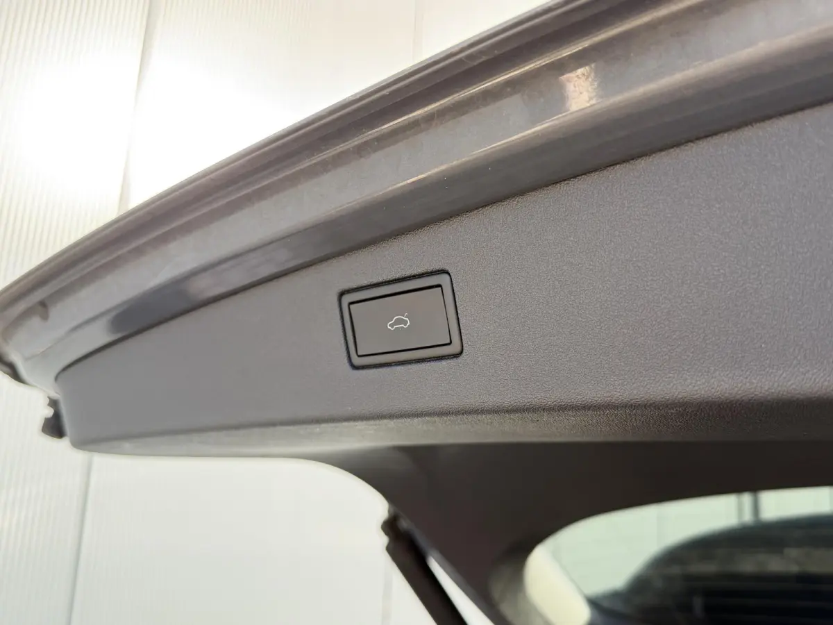 1.5 eHybrid Life Edition PHEV 18"/Trekhaak/Stoel + stuurverwarming/Matrix LED/Camera/Adaptieve cruise/Dodehoek/Keyless/PDC/Elektrische klep