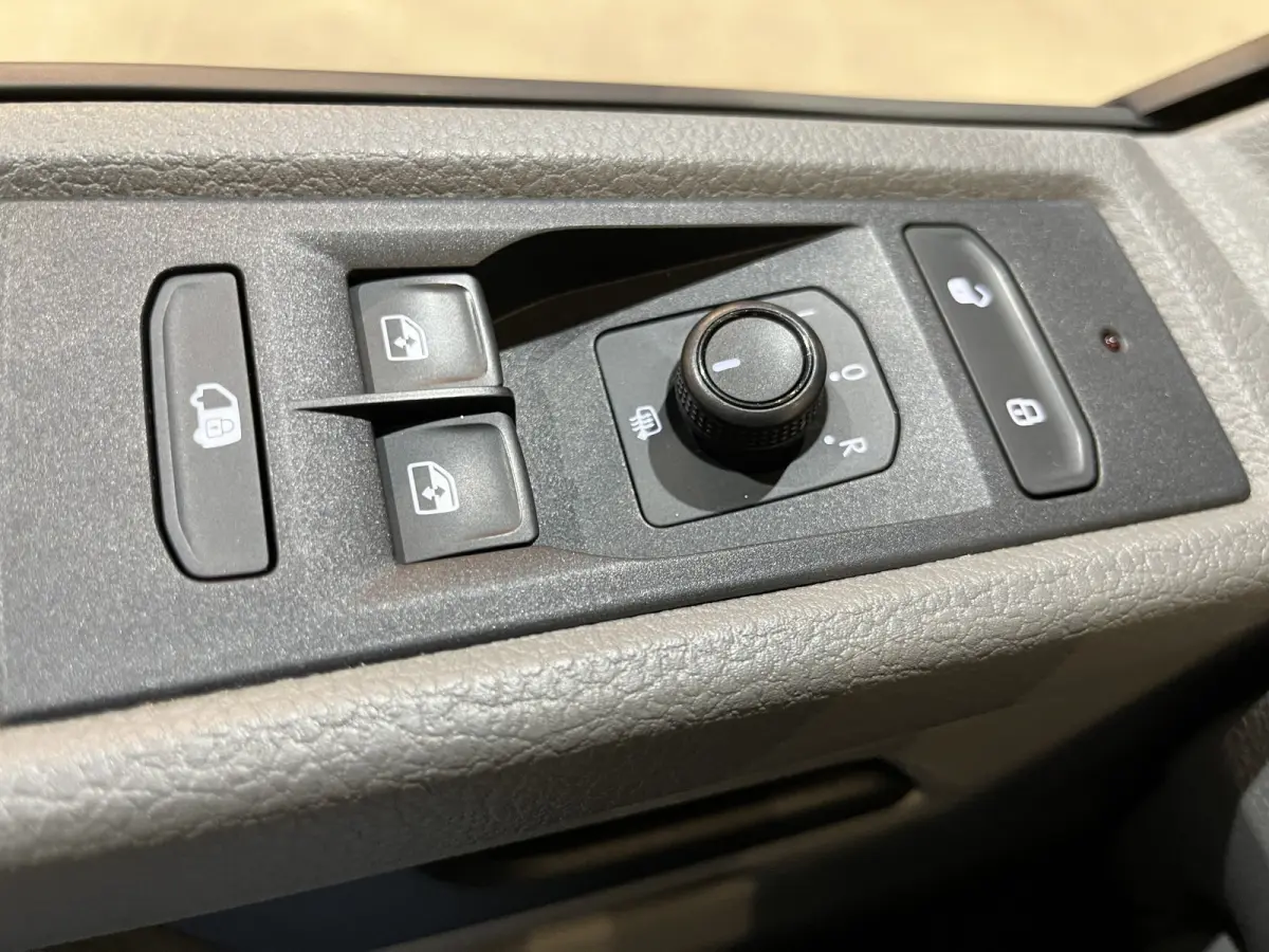2.0 TDI L1H1 150 PK Servicebus / Sortimo Inrichting / Euro 6 / 220V. / Airco / CarPlay / Camera / Cruise Control / Trekhaak / 3-Zits /