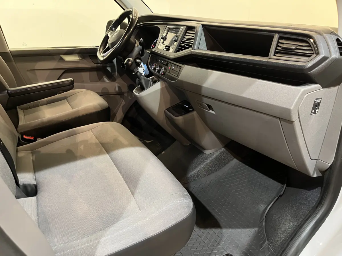 2.0 TDI L1H1 150 PK Servicebus / Sortimo Inrichting / Euro 6 / 220V. / Airco / CarPlay / Camera / Cruise Control / Trekhaak / 3-Zits /