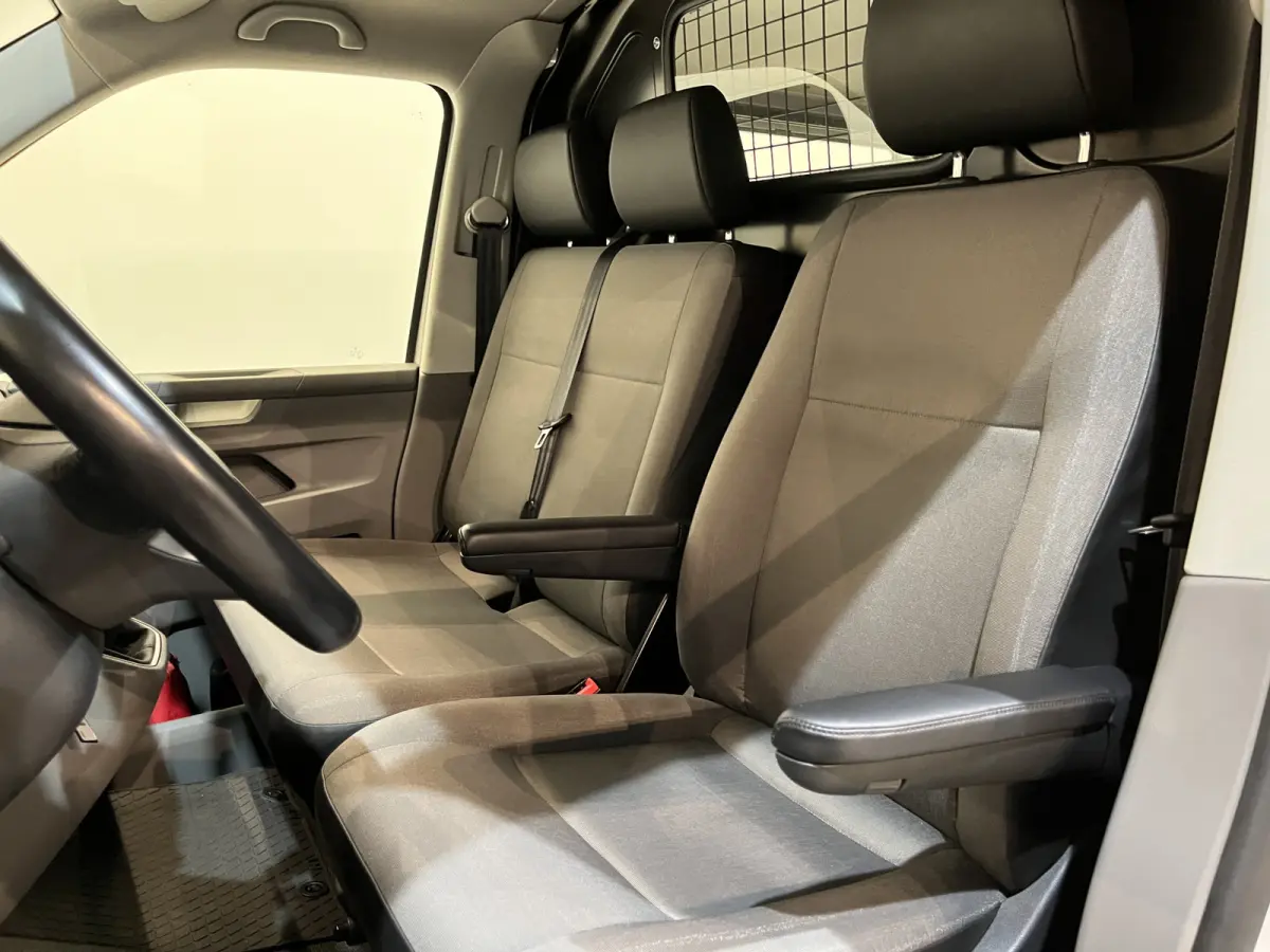 2.0 TDI L1H1 150 PK Servicebus / Sortimo Inrichting / Euro 6 / 220V. / Airco / CarPlay / Camera / Cruise Control / Trekhaak / 3-Zits /