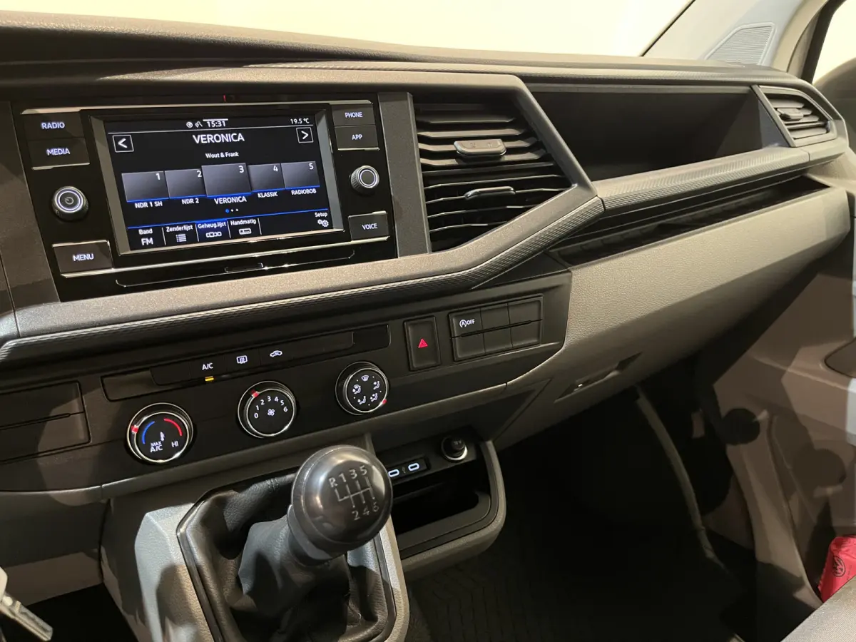 2.0 TDI L1H1 150 PK Servicebus / Sortimo Inrichting / Euro 6 / 220V. / Airco / CarPlay / Camera / Cruise Control / Trekhaak / 3-Zits /