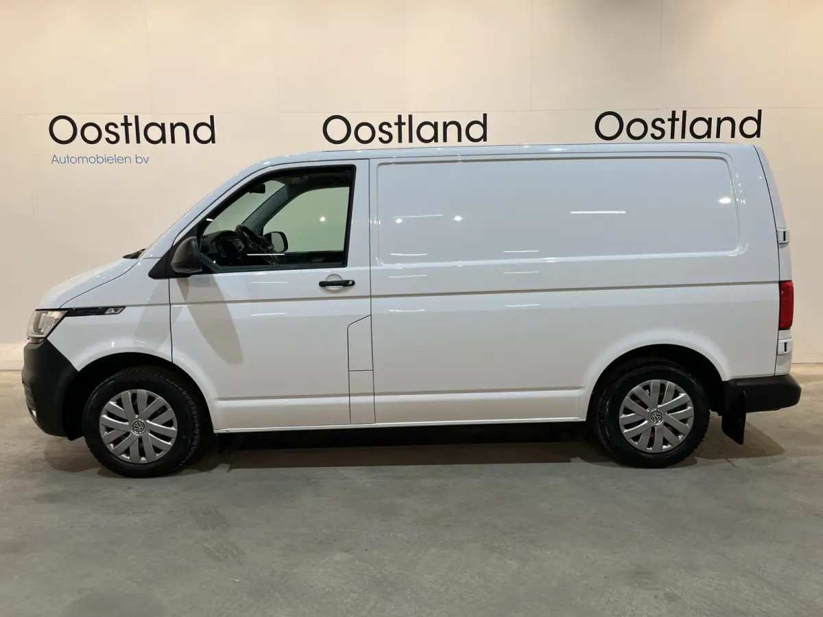 2.0 TDI L1H1 150 PK Servicebus / Sortimo Inrichting / Euro 6 / 220V. / Airco / CarPlay / Camera / Cruise Control / Trekhaak / 3-Zits /