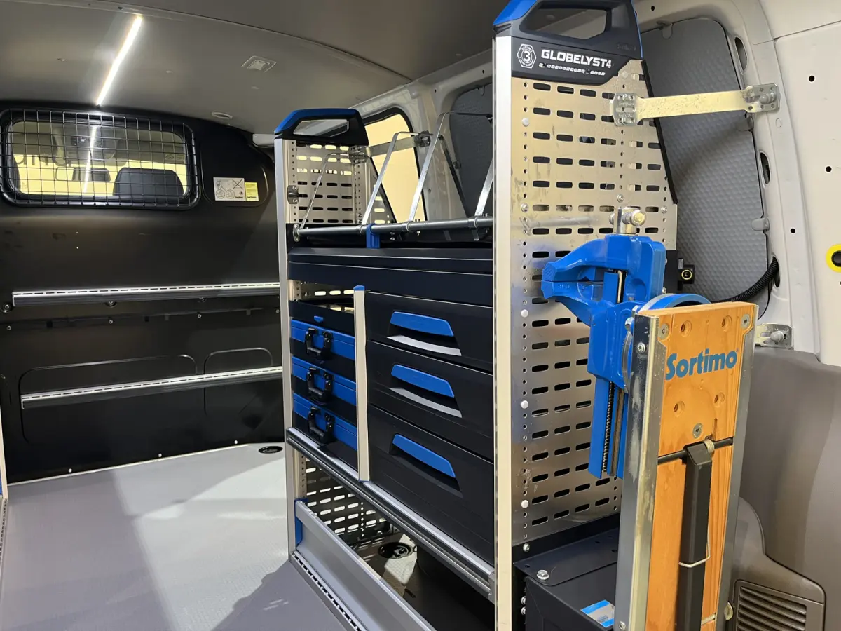 2.0 TDI L1H1 150 PK Servicebus / Sortimo Inrichting / Euro 6 / 220V. / Airco / CarPlay / Camera / Cruise Control / Trekhaak / 3-Zits /