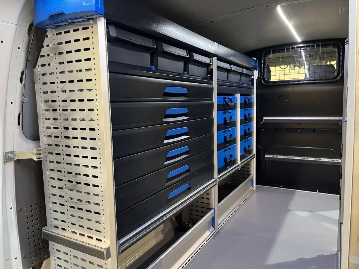 2.0 TDI L1H1 150 PK Servicebus / Sortimo Inrichting / Euro 6 / 220V. / Airco / CarPlay / Camera / Cruise Control / Trekhaak / 3-Zits /