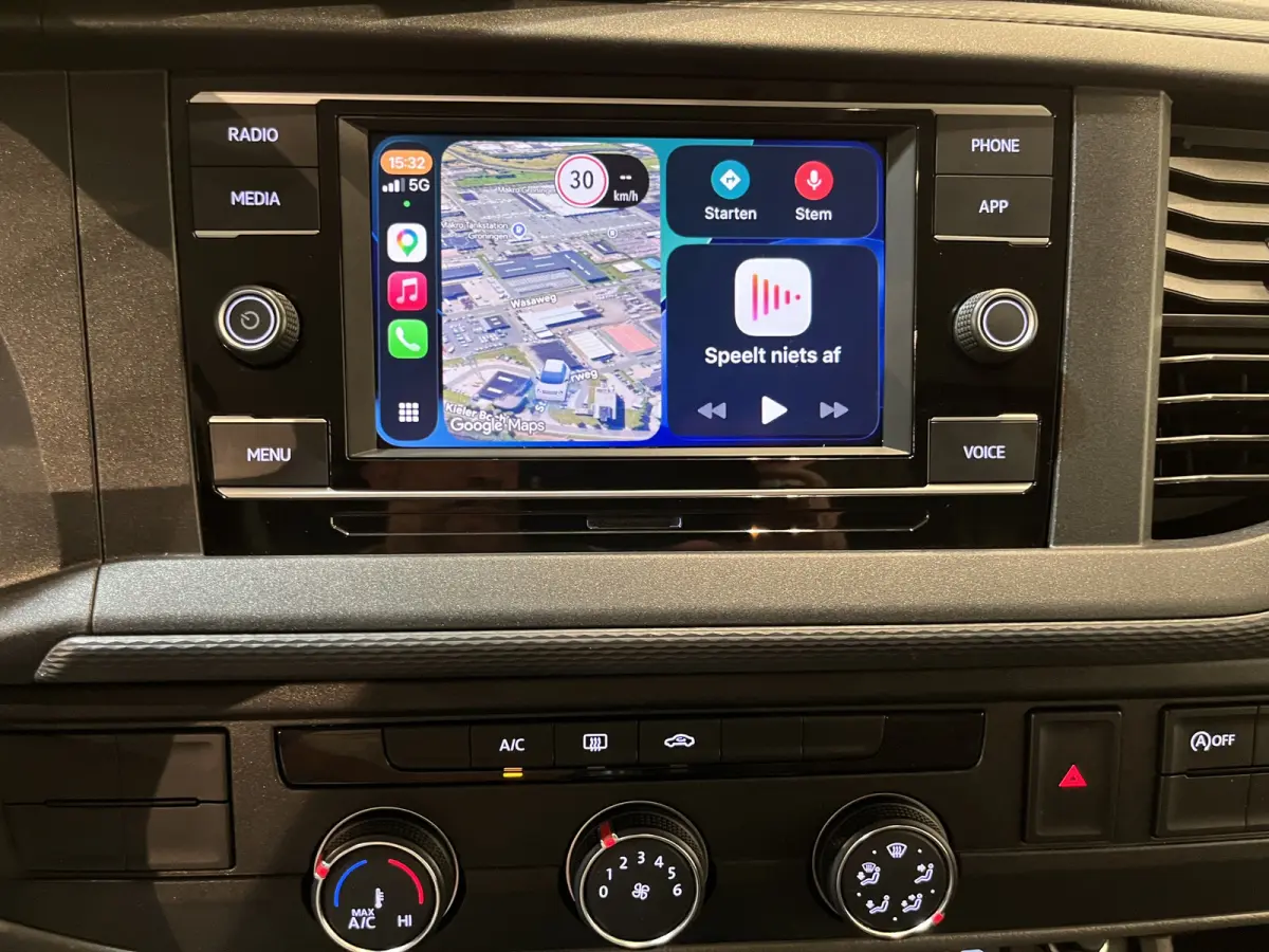 2.0 TDI L1H1 150 PK Servicebus / Sortimo Inrichting / Euro 6 / 220V. / Airco / CarPlay / Camera / Cruise Control / Trekhaak / 3-Zits /