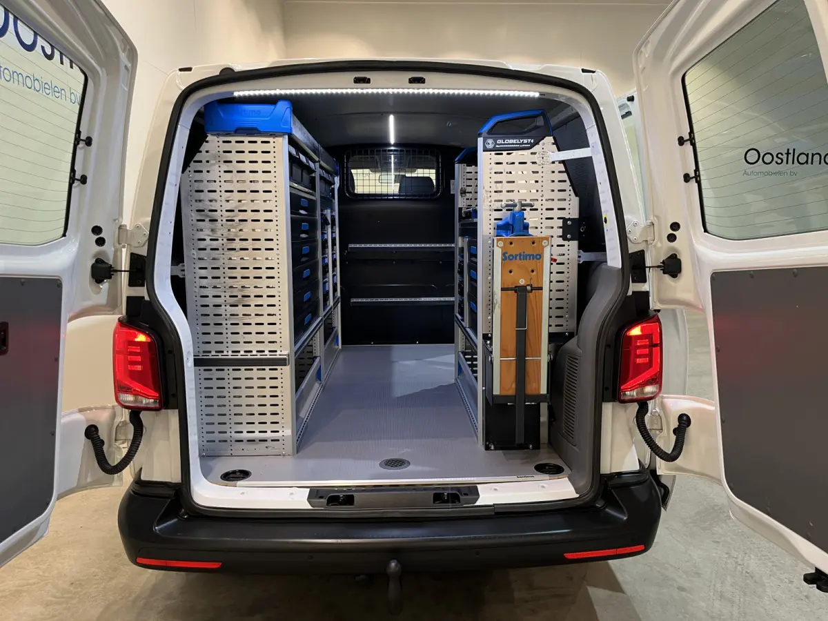 2.0 TDI L1H1 150 PK Servicebus / Sortimo Inrichting / Euro 6 / 220V. / Airco / CarPlay / Camera / Cruise Control / Trekhaak / 3-Zits /