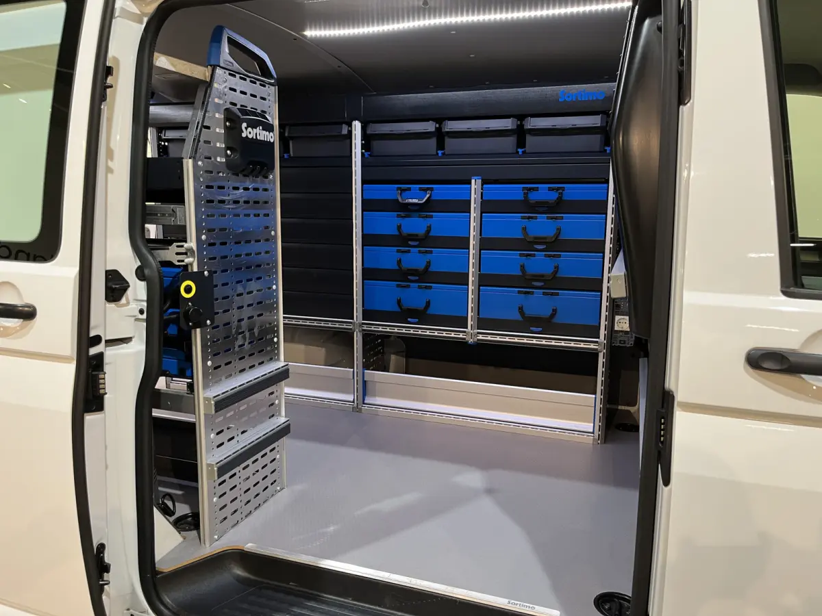 2.0 TDI L1H1 150 PK Servicebus / Sortimo Inrichting / Euro 6 / 220V. / Airco / CarPlay / Camera / Cruise Control / Trekhaak / 3-Zits /