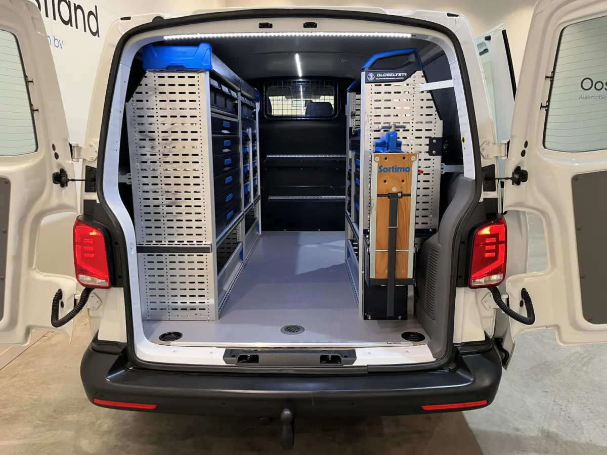 2.0 TDI L1H1 150 PK Servicebus / Sortimo Inrichting / Euro 6 / 220V. / Airco / CarPlay / Camera / Cruise Control / Trekhaak / 3-Zits /