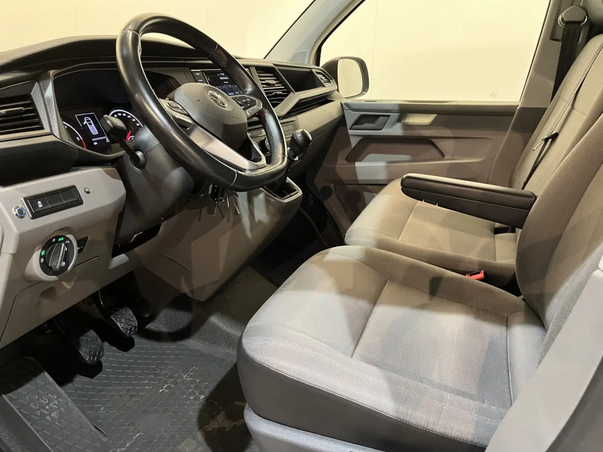 2.0 TDI L1H1 150 PK Servicebus / Sortimo Inrichting / Euro 6 / 220V. / Airco / CarPlay / Camera / Cruise Control / Trekhaak / 3-Zits /