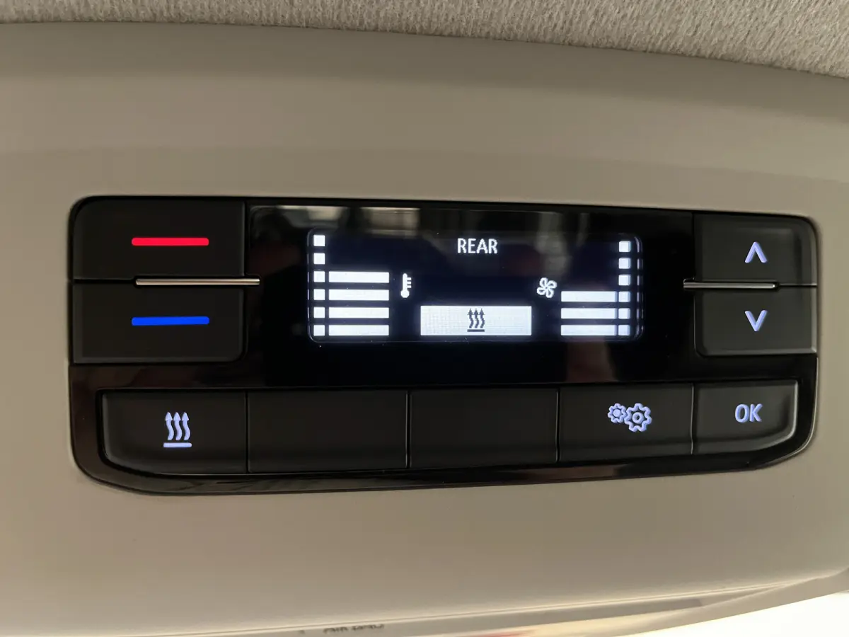 2.0 TDI L1H1 150 PK Servicebus / Sortimo Inrichting / Euro 6 / 220V. / Airco / CarPlay / Camera / Cruise Control / Trekhaak / 3-Zits /