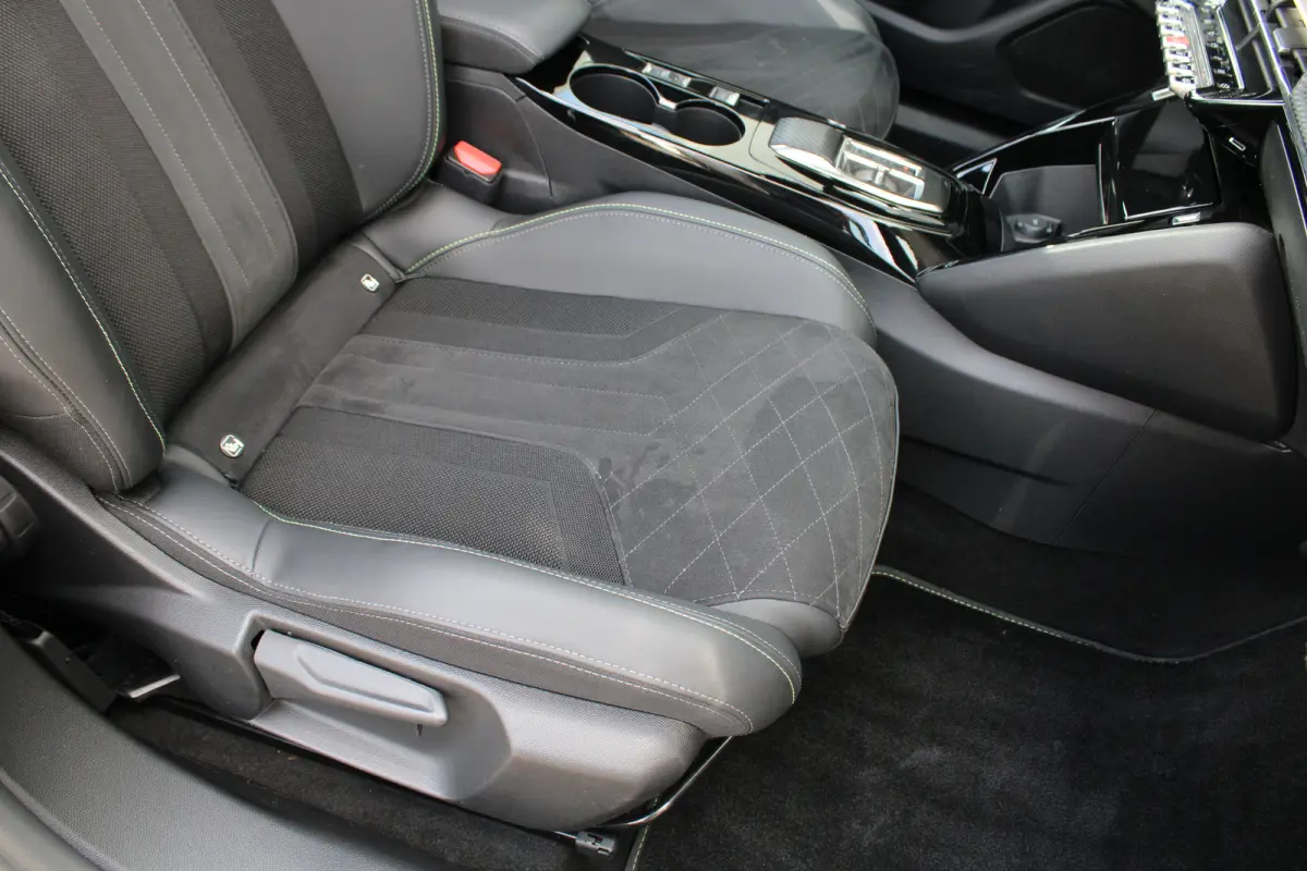 1.2 PureTech GT Pack | Automaat | Navigatie | Camera | Panorama/schuifdak | Alcantara | Focal | 1e Eigenaar |