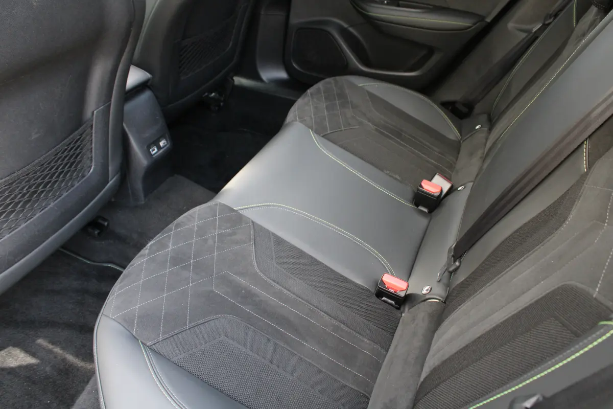 1.2 PureTech GT Pack | Automaat | Navigatie | Camera | Panorama/schuifdak | Alcantara | Focal | 1e Eigenaar |