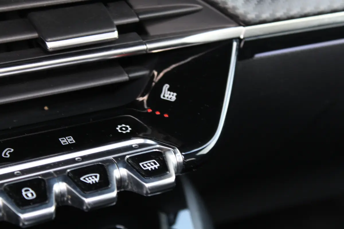 1.2 PureTech GT Pack | Automaat | Navigatie | Camera | Panorama/schuifdak | Alcantara | Focal | 1e Eigenaar |