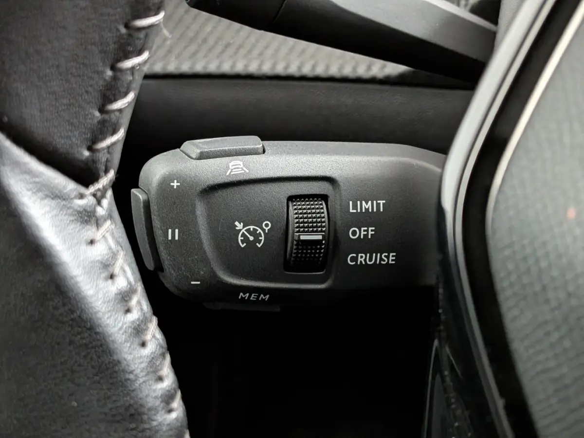 EV Allure Pack 50 kWh SOH 94% | Airco | Camera | Cruise Adaptief | DAB | Keyless | LED | LMV 17" | Navi | PDC Achter | Stoelverwarming |