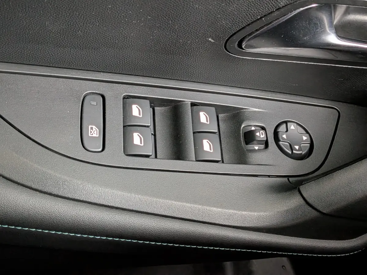 EV Allure Pack 50 kWh SOH 94% | Airco | Camera | Cruise Adaptief | DAB | Keyless | LED | LMV 17" | Navi | PDC Achter | Stoelverwarming |